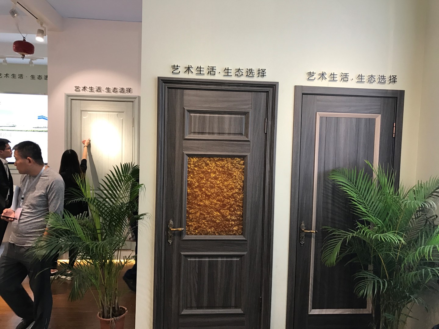 Открытые двери китая. Выставка дверей. Китайская дверь. Выставка межкомнатных дверей. Выставка входных дверей.